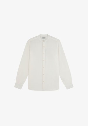 Camisa blanca de manga larga con botones y cuello mao, con botones beige, mostrada extendida sobre un fondo blanco.