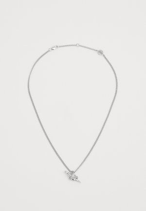 Hopeaketju, jossa on herkkä riipus, jossa on monimutkaisia yksityiskohtia ja sileä, kiillotettu pinta.