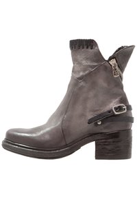 Graue Leder-Stiefelette mit einem blockartigen Absatz, dekorativen Nähten am Kragen und einem Lederband mit einer Metallschnalle an der Seite.
