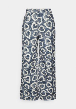 Jean à jambes larges, taille haute avec un motif abstrait en forme de cœur bleu et blanc.