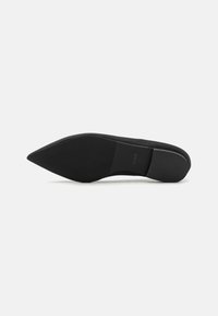 Czarna, wąska czółenko z gładką teksturą i gumową podeszwą, charakteryzująca się minimalistycznym designem i elegancką sylwetką.
