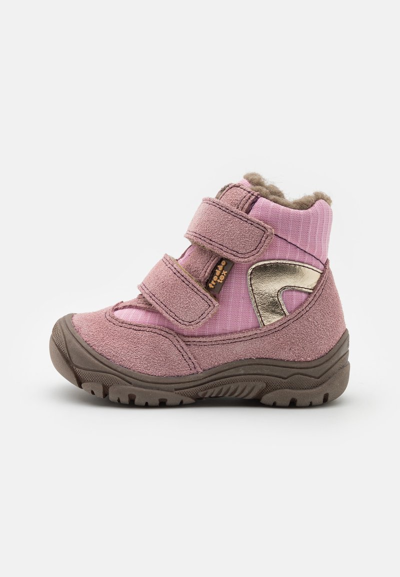 Botte d'hiver rose pour tout-petit avec deux bandes Velcro, semelle en caoutchouc marron et doublure en polaire.