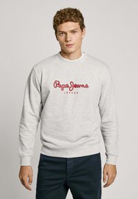 Sudadera gris claro de mezcla de algodón con puños de punto. Presenta el logo rojo "Pepe Jeans London" en el pecho.