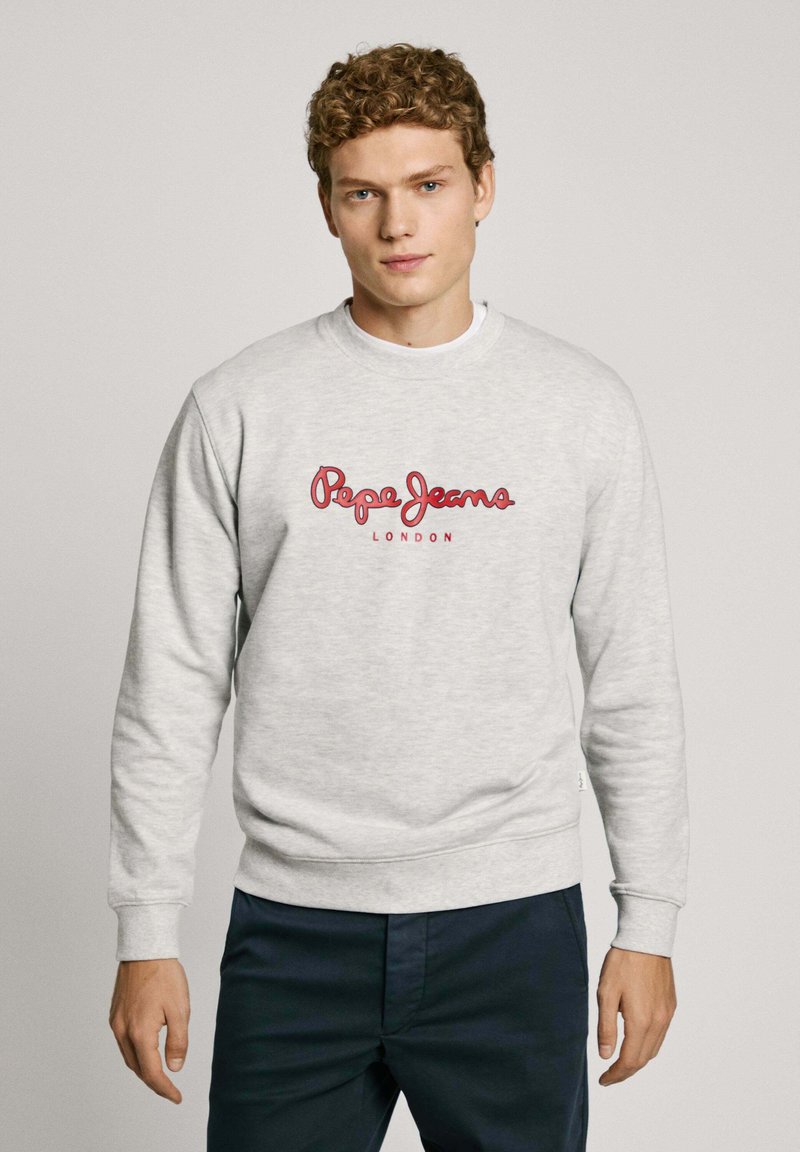 Sudadera gris claro de mezcla de algodón con puños de punto. Presenta el logo rojo "Pepe Jeans London" en el pecho.