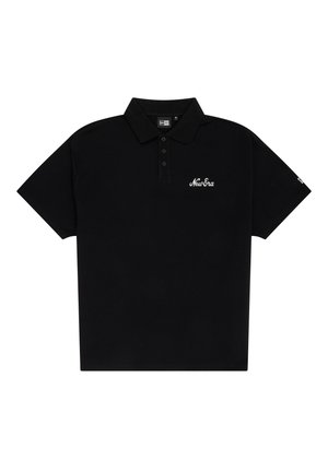 Črna polo majica iz bombaža, s tri gumbi, kratkimi rokavi in vezanim logotipom "New Era" na prsih.