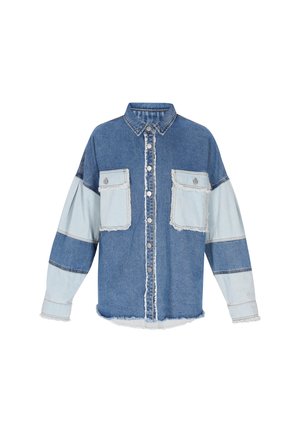 Jeansskjorte med en blanding af mørkeblå og lyseblå nuancer, med knaplukning foran, to brystlommer og en frynset kant. Oversized pasform.