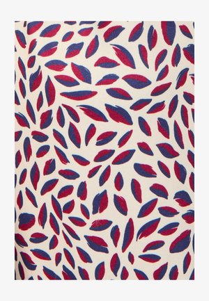 Tissu blanc avec un motif de feuilles abstraites en formes rouges et bleues alternées réparties uniformément sur la surface.