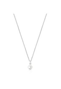 Collar de plata con una cadena fina y un colgante redondo que presenta un grabado detallado. El colgante tiene una textura pulida, lo que realza su reflejo.