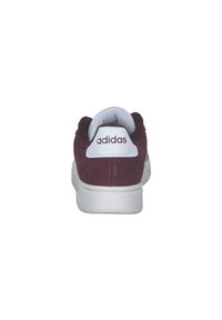 Burgundowe sneakersy z białymi akcentami, wykonane z zamszu, z okrągłym noskiem, wyściełanym kołnierzem i widocznym logo na pięcie.