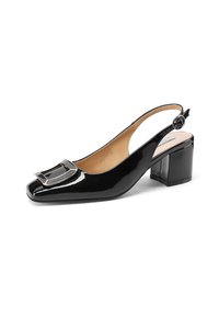 Zapato de charol negro tipo slingback con punta cuadrada, tacón cuadrado y detalle decorativo de hebilla en la punta.