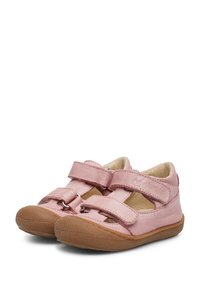 Zapatos de cuero rosa con dos correas ajustables, diseño abierto, suela de goma marrón claro y zona de los dedos texturizada. Adecuados para uso casual.