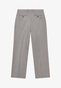 Graue Hose mit glatter Textur, geradem Bein, zwei Gesäßtaschen mit Knöpfen und subtiler Markenstickerei auf der rechten Tasche.