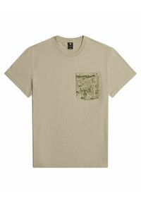 Khaki t-shirt met korte mouwen van zacht materiaal. Heeft een gestructureerde camouflagezak aan de linkerkant van de borst. Klassiek ontwerp met ronde hals.