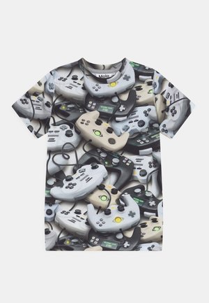 T-shirt dækket af et mønster af forskellige retro videospilcontrollere med knapper, joysticks og ledninger, der overlapper hinanden.