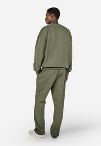 Pegador LOGO - Felpa - washed faded olive black