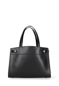 Borsa a tracolla in pelle nera con texture liscia, forma rettangolare, doppio manico e accessori in metallo dorato ai lati.
