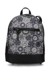 Zaino a strisce nere e grigie con forme geometriche, superficie texturizzata, cerniera e tasca frontale; dotato di spallacci doppi.