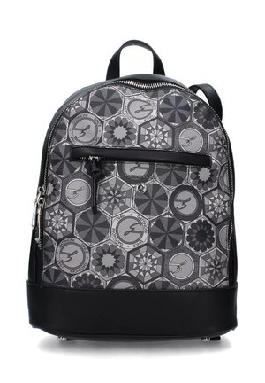Zaino a strisce nere e grigie con forme geometriche, superficie texturizzata, cerniera e tasca frontale; dotato di spallacci doppi.