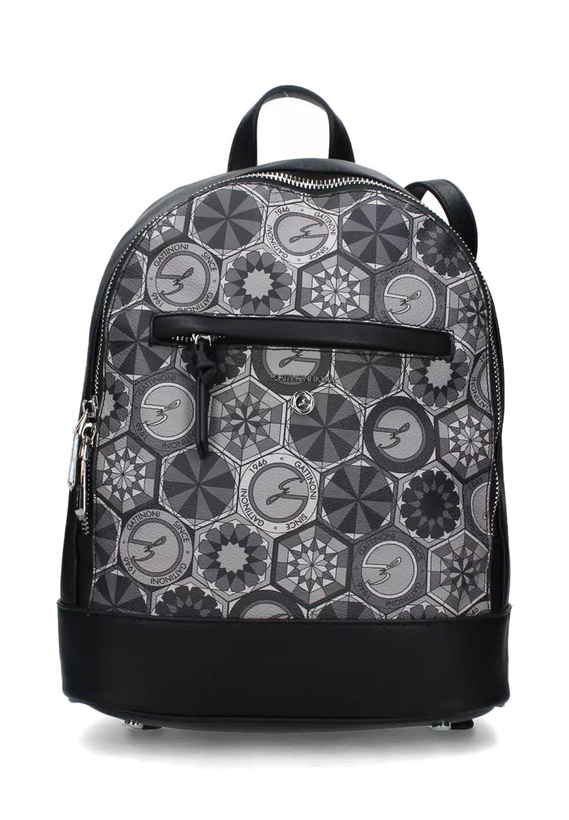 Zaino a strisce nere e grigie con forme geometriche, superficie texturizzata, cerniera e tasca frontale; dotato di spallacci doppi.
