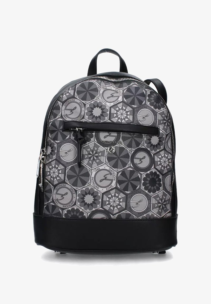 Zaino a strisce nere e grigie con forme geometriche, superficie texturizzata, cerniera e tasca frontale; dotato di spallacci doppi.