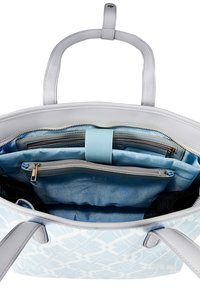 Una grande borsa tote in materiale sintetico grigio chiaro. Presenta un interno con più tasche, comprese quelle con zip, e foderato in tessuto blu, con una texture liscia.