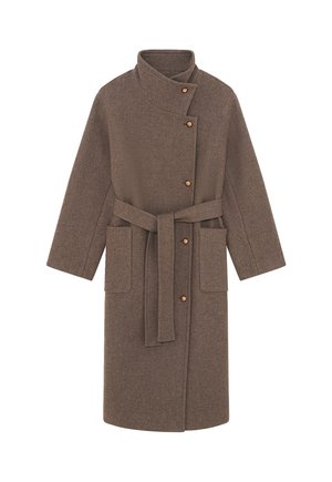 Cappotto marrone in lana con colletto alto, chiusura con bottoni e cintura da annodare in vita. Dotato di due tasche frontali e tessuto strutturato.