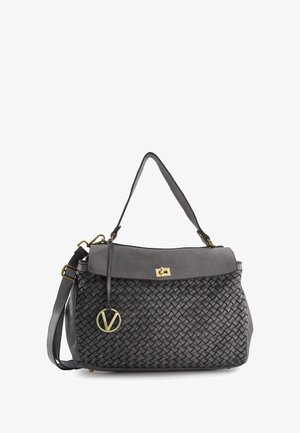 Wpleciona szara skórzana torebka z gładkim wierzchem, złotymi elementami, odpinanym paskiem na ramię oraz zawieszką z logo.