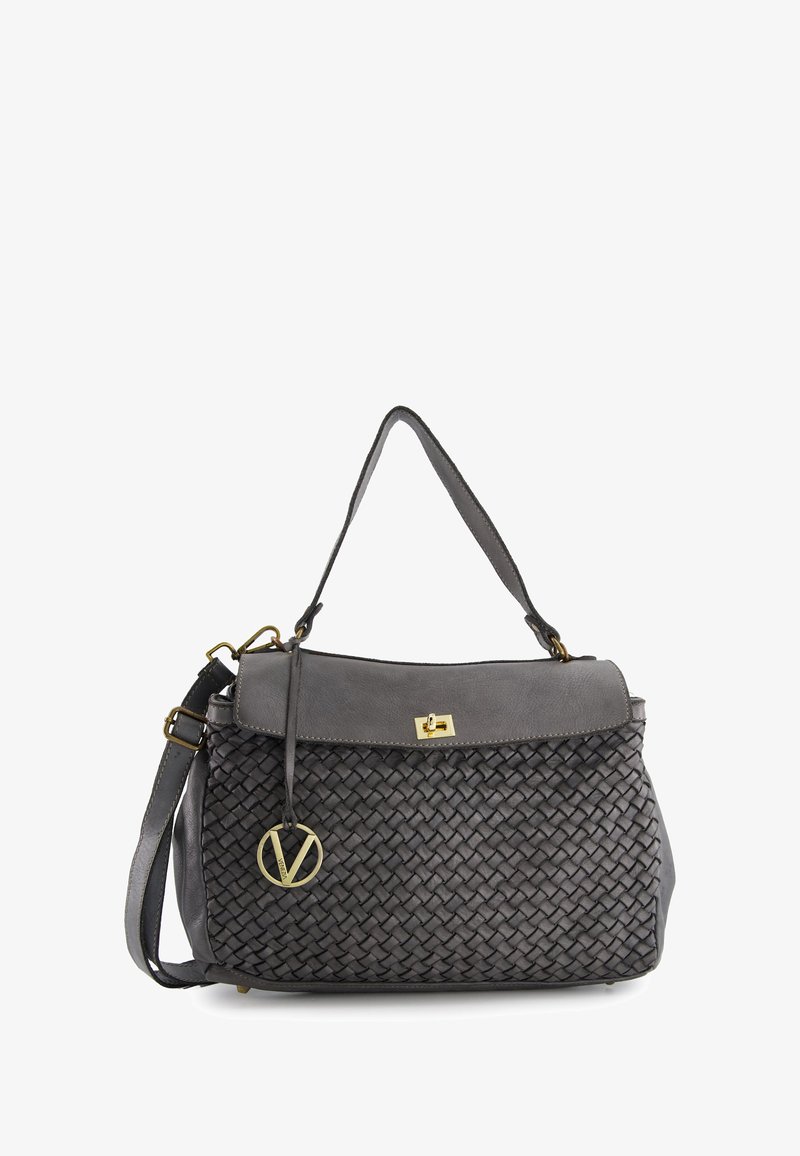 Sac à main en cuir tissé gris avec un dessus lisse, quincaillerie dorée, bandoulière amovible et un charme logo attaché.