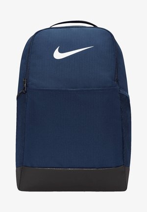 Granatowy plecak z teksturowanej tkaniny, biało-niebieskim logo Nike, gładkim czarnym dnem oraz zapięciem na zamek błyskawiczny. Posiada siateczkowe kieszenie po bokach.