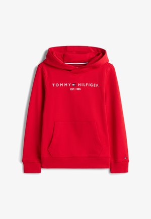 Sudadera con capucha roja de Tommy Hilfiger con bolsillo delantero, logo y texto "EST. 1985" en el pecho, puños acanalados y pequeño logo en el puño de la manga izquierda.