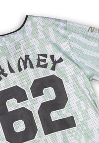 Camiseta deportiva de malla en un patrón de camuflaje verde claro y blanco, con el número negro '62' y el nombre manuscrito 'GRIMEY' en la parte de atrás.