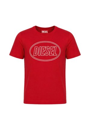 T-shirt rossa a maniche corte con scollo rotondo, logo ovale bianco e scritta "DIESEL" stampata sul petto.