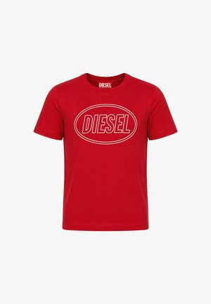 T-shirt rossa a maniche corte con scollo rotondo, logo ovale bianco e scritta "DIESEL" stampata sul petto.