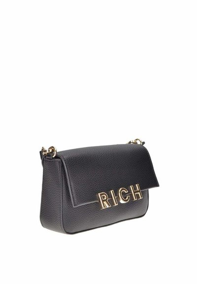 Borsa a mano in pelle nera con texture a grana, hardware dorato e chiusura a patta. Sul davanti è presente la parola "RICH" in lettere grasse.