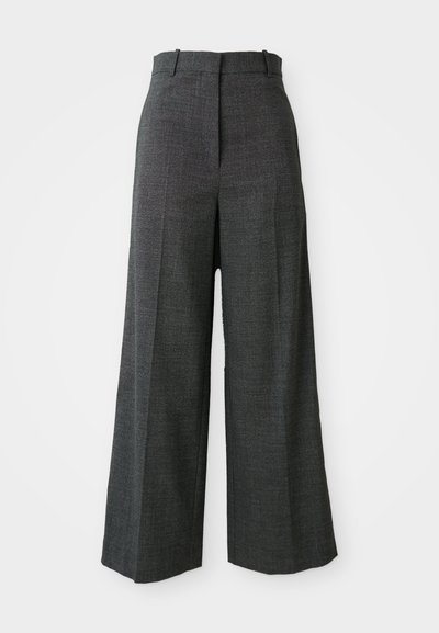 Pelēki raibi platās bikses ar augstu jostasvietu, kurām ir priekšējās krokas, vertikāla tekstūra un nav redzamu materiālu vai akcentu.