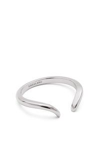 Pulsera de apertura plateada con acabado suave y pulido y extremos redondeados, con un sutil logotipo en el lado interior.