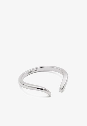 Bracelet ouvert en argent avec une finition lisse et polie et des extrémités arrondies, présentant un marquage subtil sur le côté intérieur.