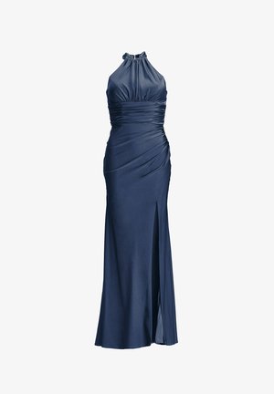 Mørkeblå satinvhalterneck-kjole med rynket bust, indsnævret talje, sideslids og gulvlængde skørt på hvid baggrund.