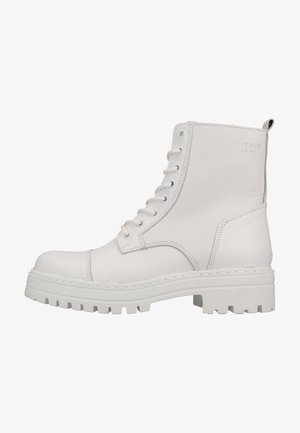 Hvid læder combat støvle med snørebånd, tyk mønstret sål og ankellangt design, med syningsdetaljer og mærke tekst nær toppen.