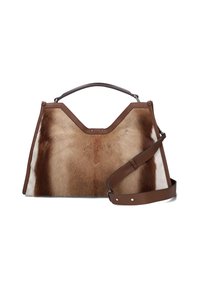 Bruine leren handtas met een gestructureerd V-vormig ontwerp, voorzien van een bont voorkant met een lichtbruine en witte patroon. Inclusief een verstelbare schouderriem.