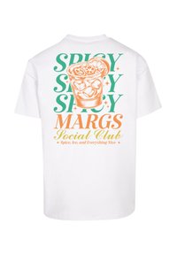 Weißes T-Shirt mit einem bunten Grafikdesign, das ein Cocktailglas zeigt, und dem Text "SPICY MARGS Social Club" in fetten grünen und orangen Buchstaben.