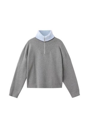 Suéter gris de manga larga con un alto cuello azul claro y detalle de cremallera frontal sobre un fondo blanco.