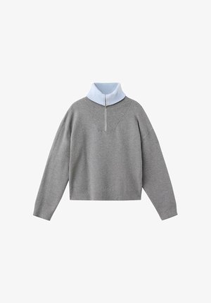 Grå langærmet pullover sweater med en lyseblå høj krave og lynlåsdetalje foran på en hvid baggrund.