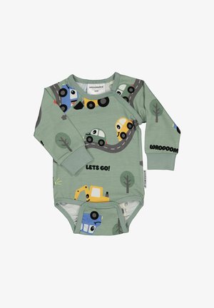 Grøn langærmet bodystocking med tegneserie-køretøjer, træer og tekst. Trykknap-lukning i bunden. Blødt, strækbart stof med en glat tekstur.
