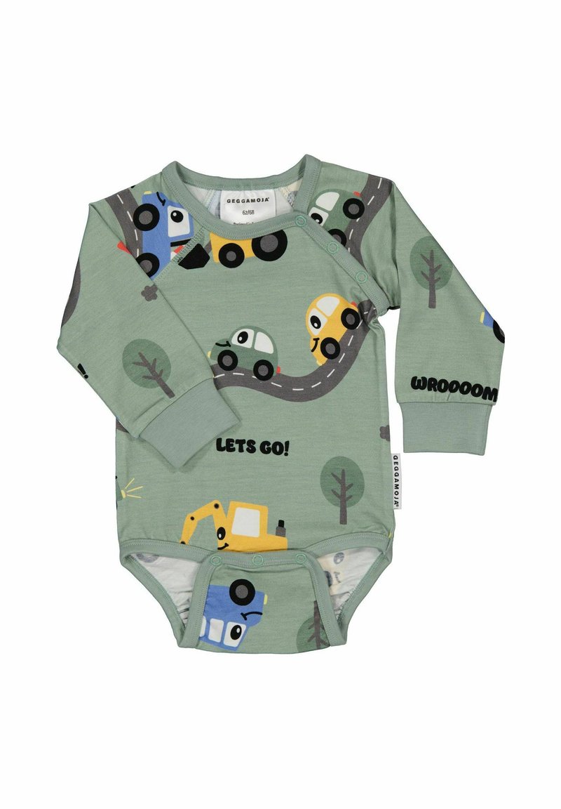 Grön långärmad bodysuit med tecknade fordon, träd och text. Tryckknappslås i botten. Mjuk, elastisk tyg med en slät yta.