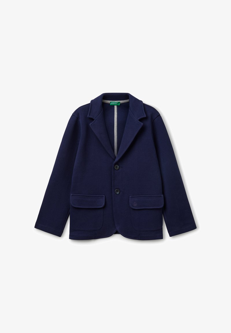 Granatowa marynarka wykonana z fakturowanej tkaniny, z klapami w szpic, zapinana na jeden guzik oraz z dwiema przednimi kieszeniami.