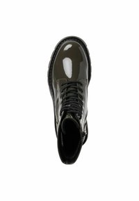Botine cu șireturi din piele patentată verde închis, lucioasă. Prezintă vârful rotund, talpa groasă neagră și șireturile negre. Fermuar pe lateral.