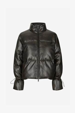 Zwarte pufferjas van nepleer met een hoge kraag, ritssluiting aan de voorkant en elastische manchetten. Voorzien van een doorgestikte uitstraling en geplooide details.