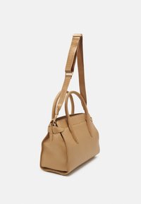 Borsa a tracolla in pelle color tan con doppi manici superiori, una tracolla removibile e una forma strutturata caratterizzata da dettagli di design minimalisti.