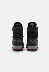 Botas de senderismo negras con acentos rojos, cuello acolchado y acabado texturizado. Presentan una gran marca gris en el lateral y suelas de goma para tracción.